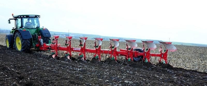 Плуг оборотный VARIO Giant 8