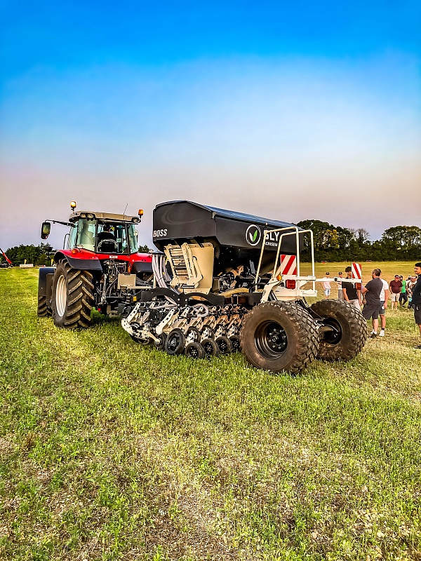 Сеялка зерновая пневматическая SLY BOSS NO-TILL 30
